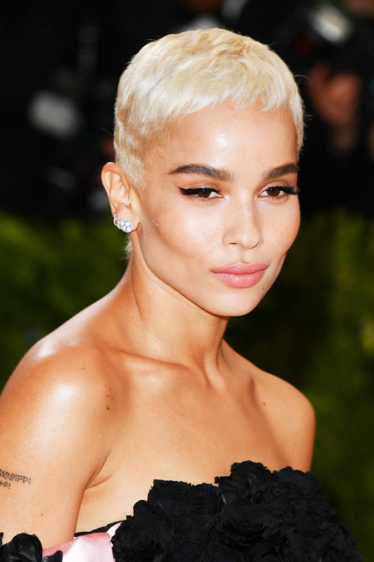 elle zoe krátke účesy 2018 dámsky styling platinová blond pixie