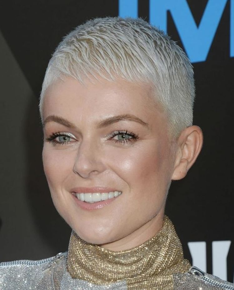 veľmi krátky strih ženy 2018 blond ofina