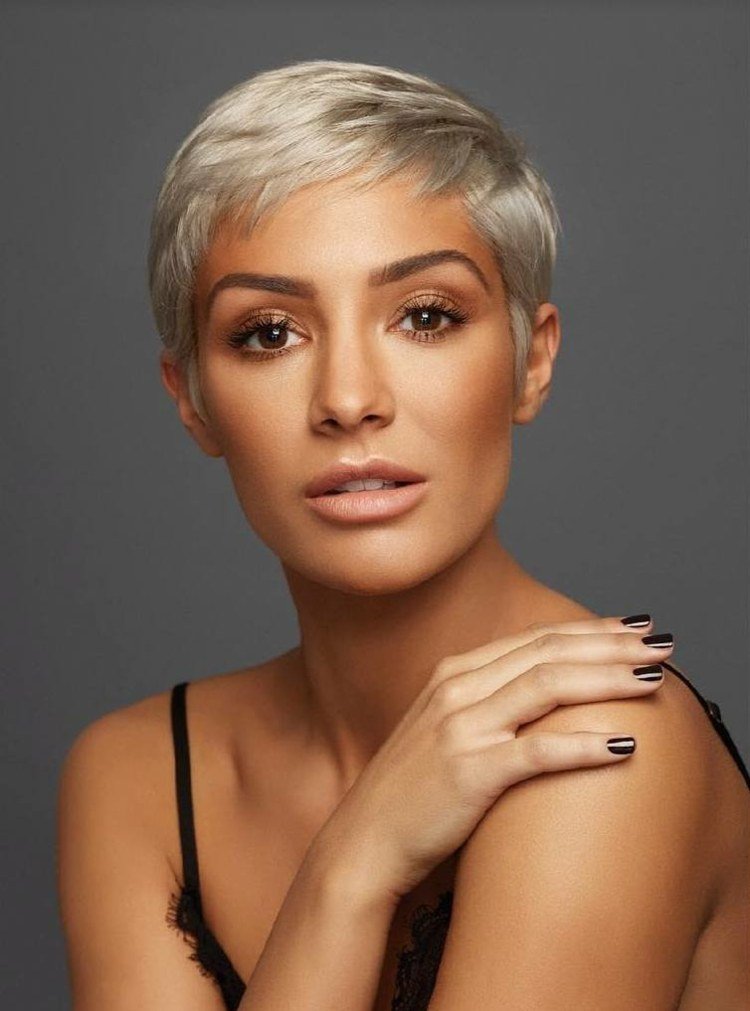odstupňované pixie krátke platinové blond jemné vlasy krátke účesy 2018 trend