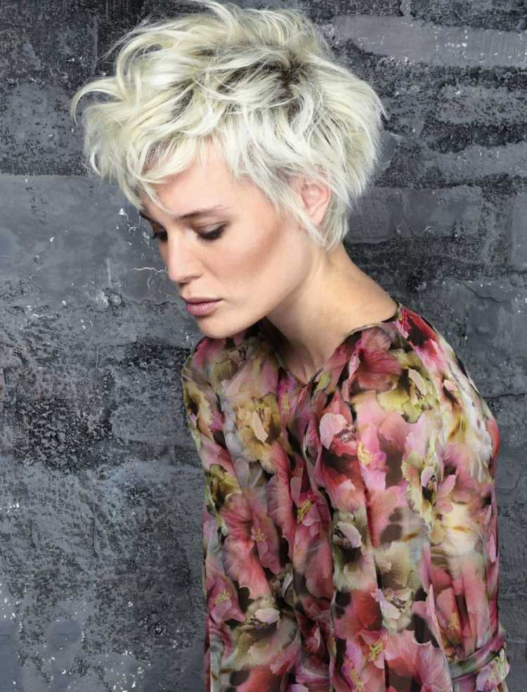 jar 2018 blond tmavý krk zvlnené krátke účesy 2018
