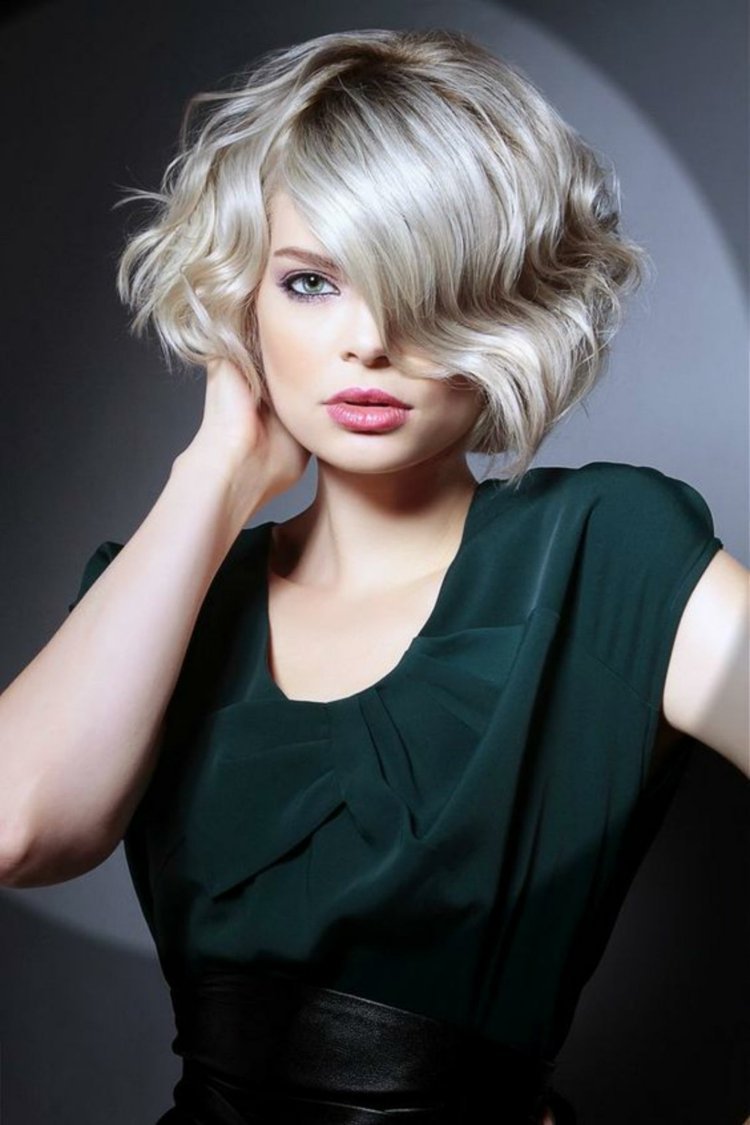 krátky bob sivý blond vlnitá dĺžka brady dámske účesy krátke vlasy