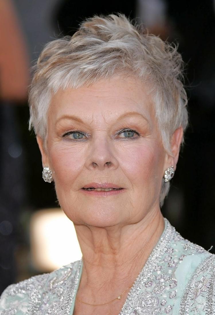 judi dench pixie sivé vlasy strapcové trendy účesov krátke