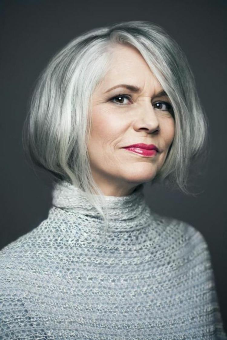 krátke účesy 2018 trend šedivé vlasy ženy od 60 bob