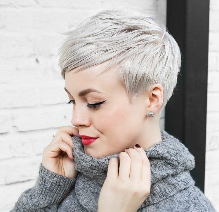 krátke účesy 2018 dámske účesy sivá blond ofina bokom
