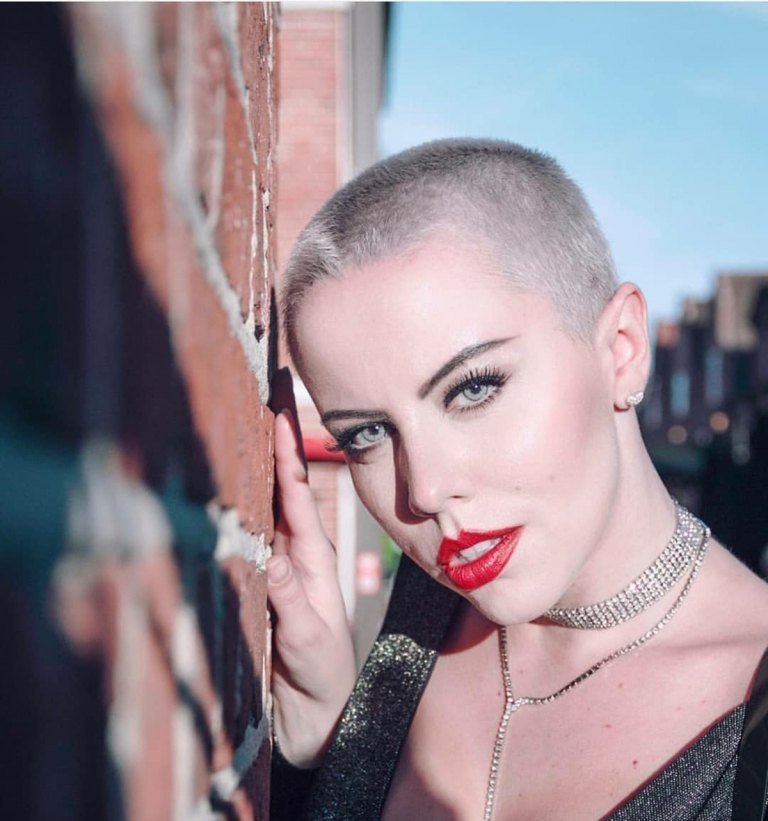 Buzzcut pre odvážne ženy pozostáva z oholených vlasov