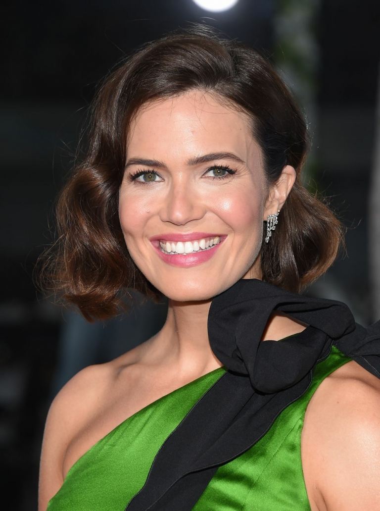 Trend krátkych účesov Mandy Moore 2019 s Bobom a vlnami