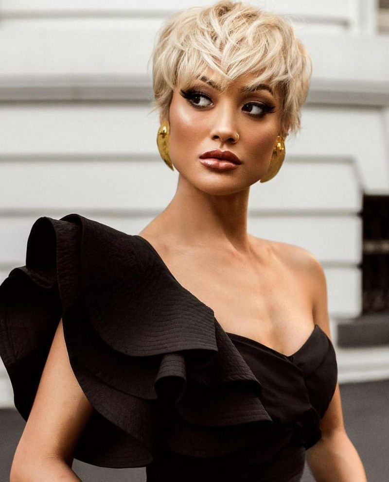 Trend krátkych účesov 2019 s atraktívnou ofinou pixie pre ženský vzhľad