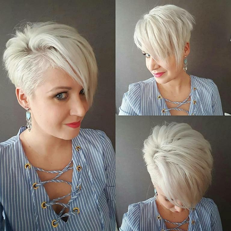 Svetlá blond pixie s ofinou a decentným vykrojením