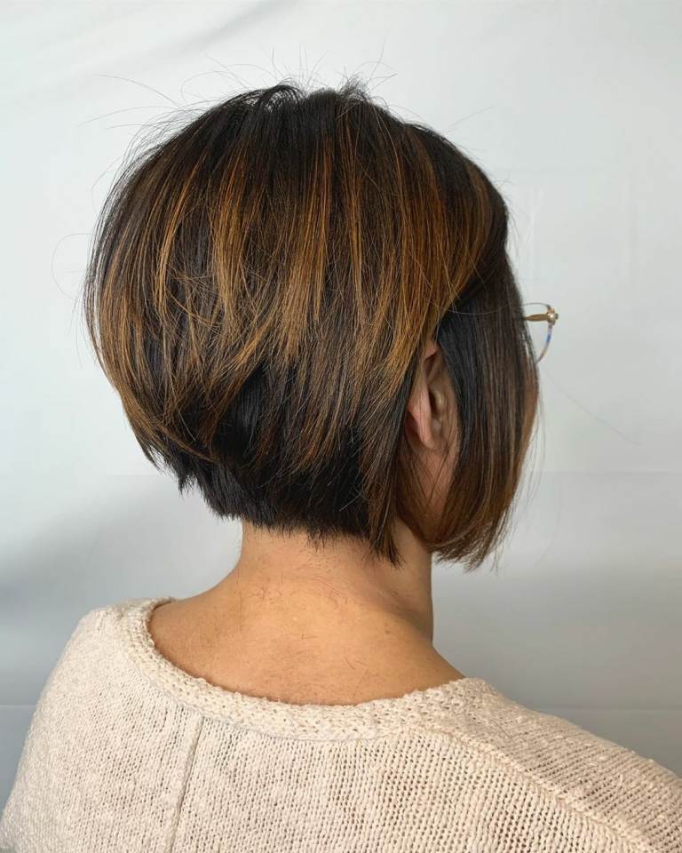 Pekný bob pre tmavé vlasy so svetlými melírmi