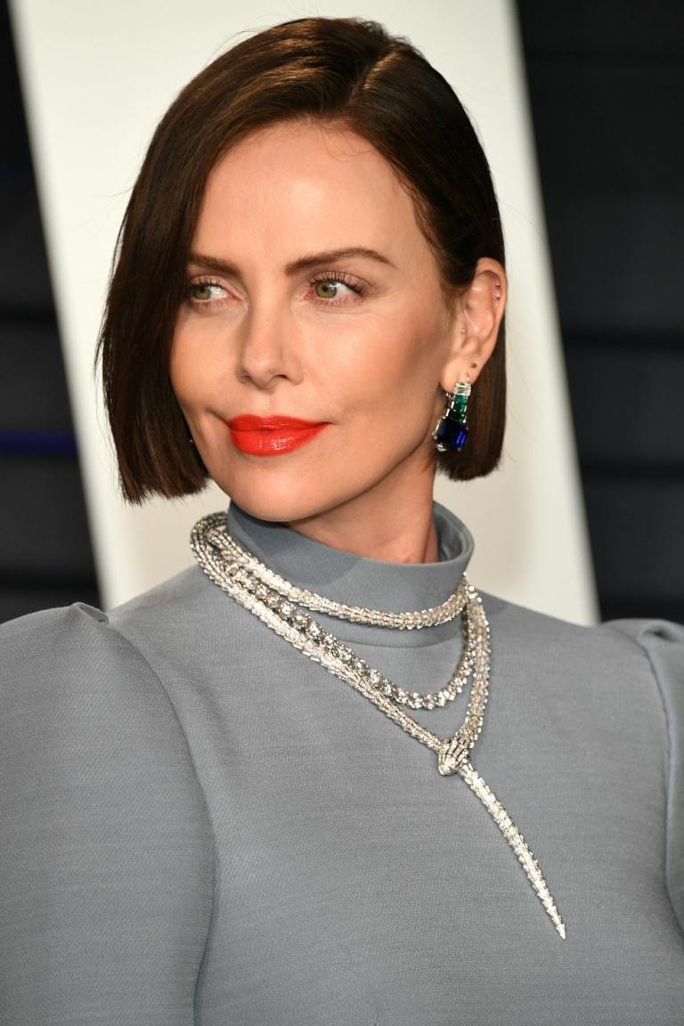 Elegantný bočne rozdelený bob od Charlize Theron