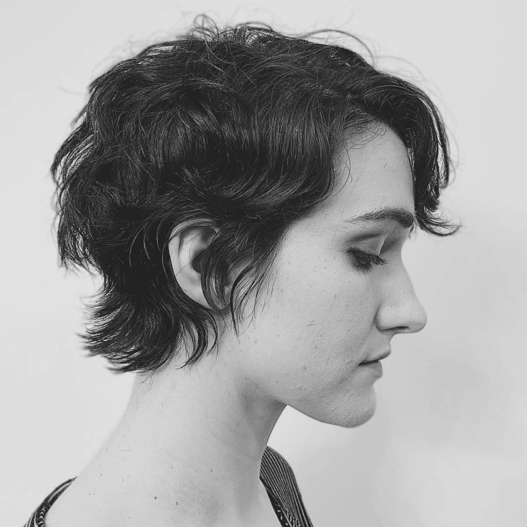 Dámsky bob nápad s kučerami, ofinou a bočným delením