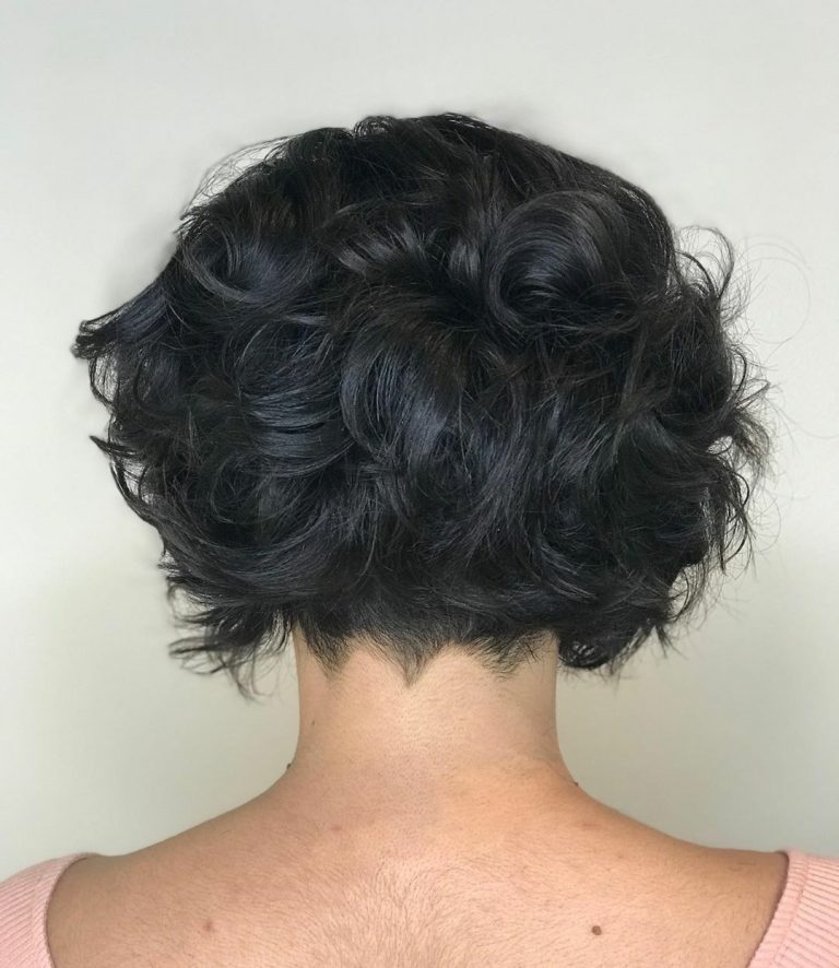 Diskrétne podrezanie v kombinácii s bobom ako trend krátkeho účesu 2019