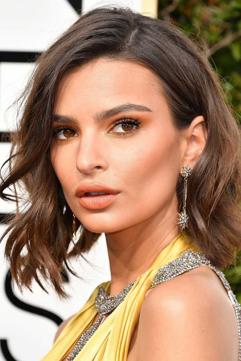 Emily Ratajkowski s bobovým účesom a ženskými vlnami