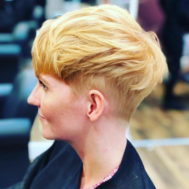 Blond krátke účesy s podrezaním a pixie pre mladšie i staršie ženy