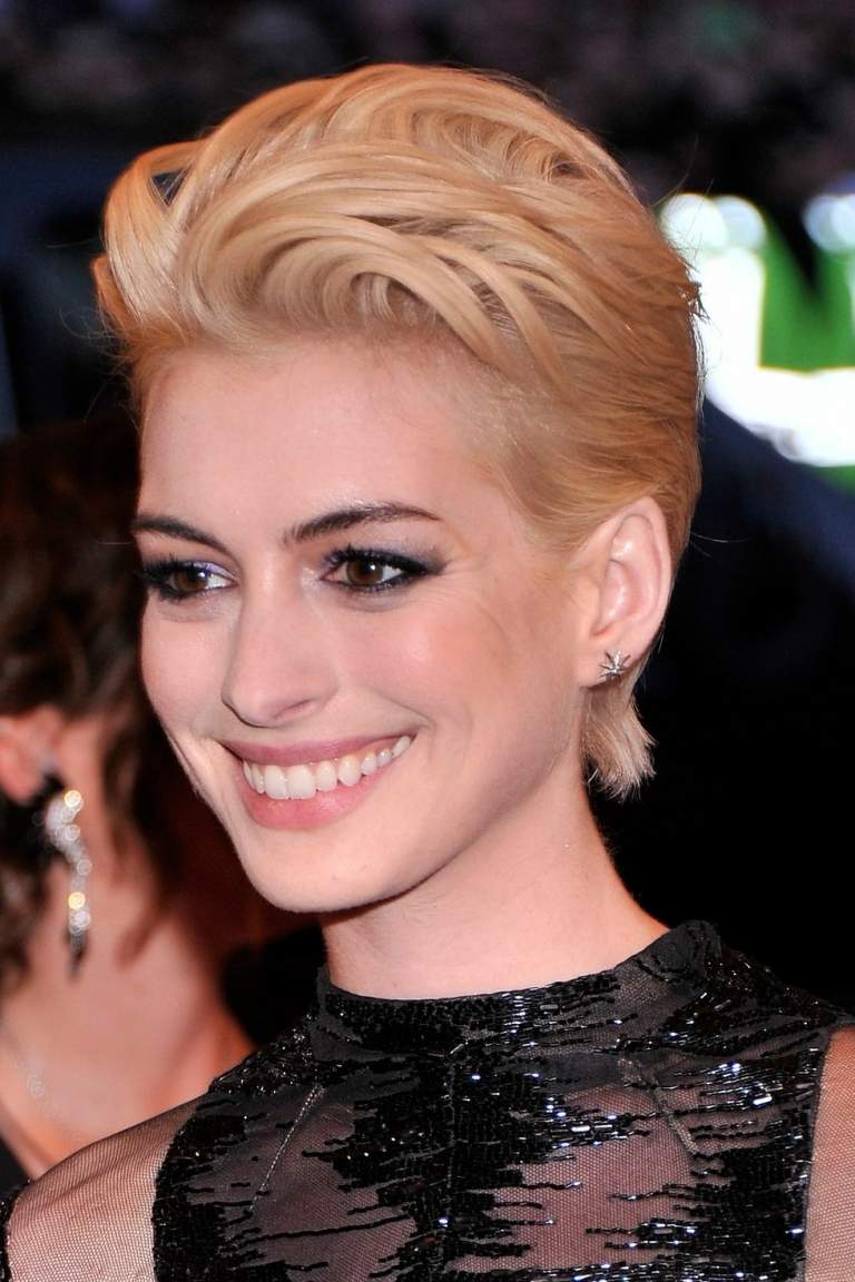 Anne Hathaway s učesanými vlasmi