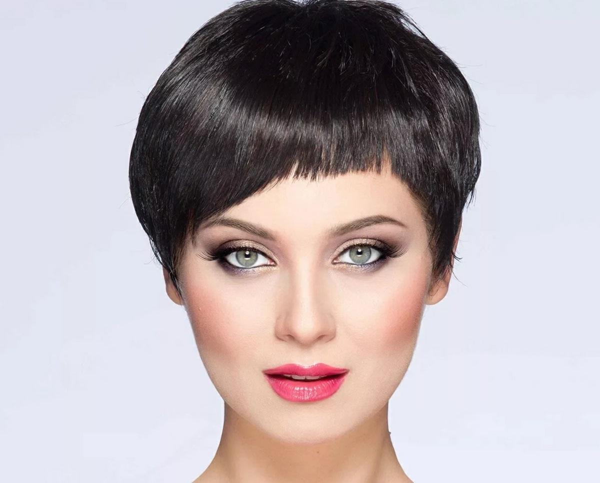 Veľmi krátky zostrih pixie s odretými a šikmými ofinami v čiernej farbe