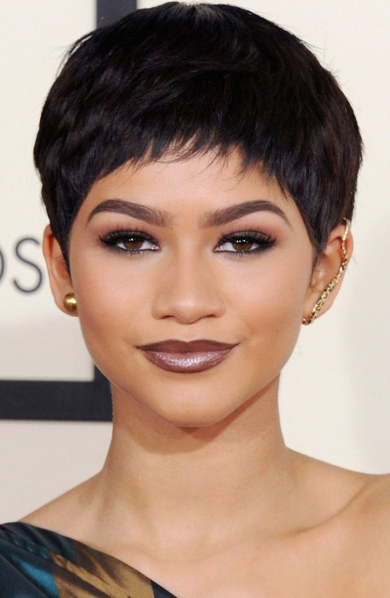 Pixie v tmavej farbe s purpurovým leskom a ofinou pre strapcové krátke účesy