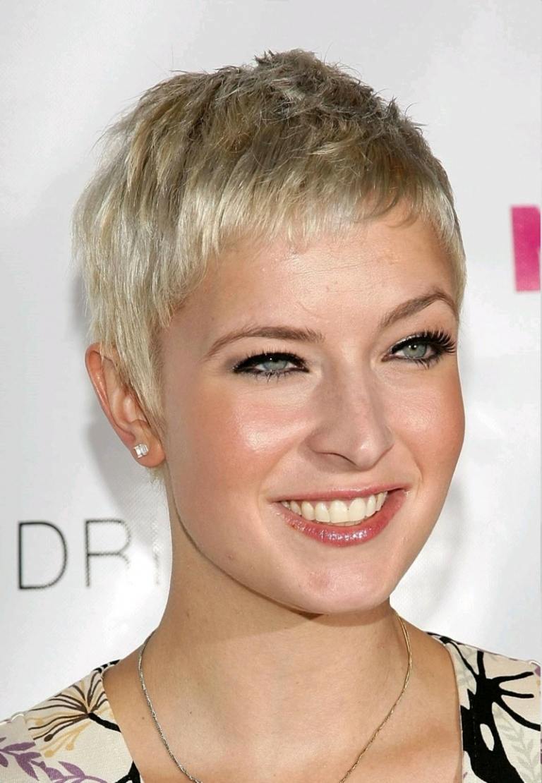 V dnešnej dobe môžu ženy nosiť veľmi krátke vlasy krátke účesy dámy bubi strih ofiny blond styling nápad