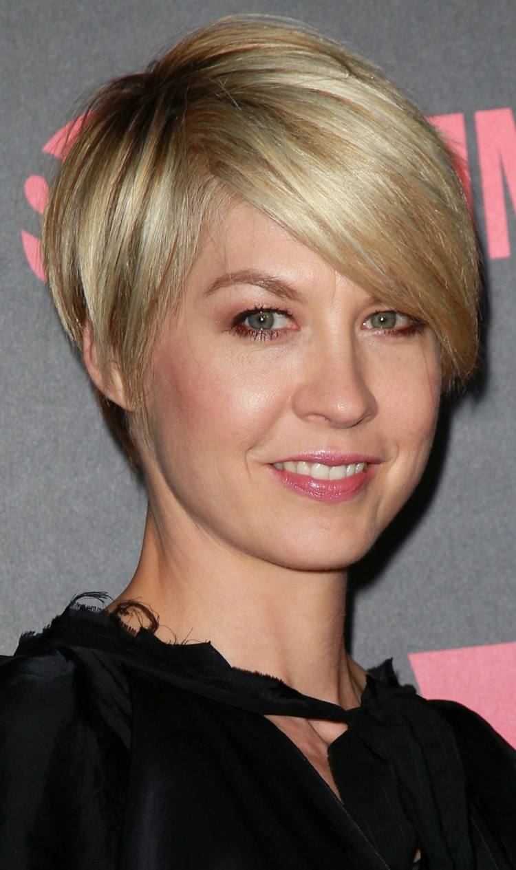 Krátke účesy dámy s bočnou ofinou londes-hair-with-steps-short