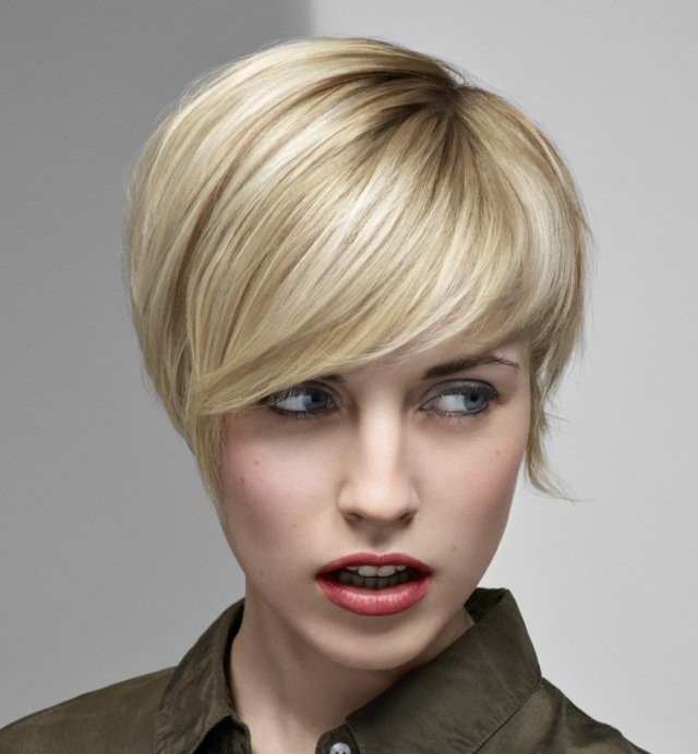 tenké vlasy krátky účes bočná ofina