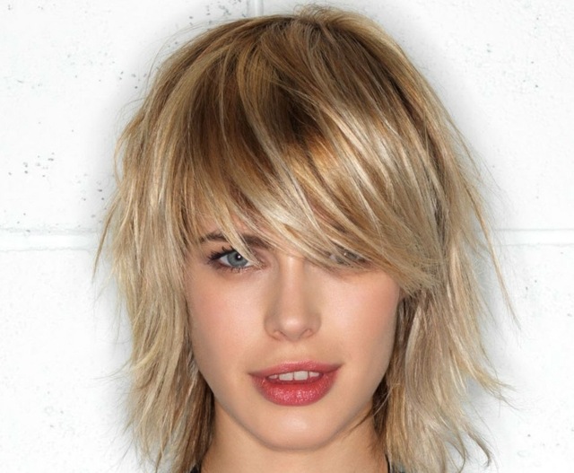 Krátke účesy bočná ofina pramene vlasov oválna tvár