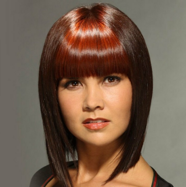 Čokoládovo hnedá ofina sfarbenie tváre zdôrazniť