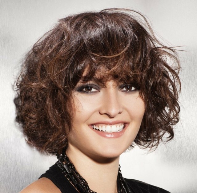 Vlny kučery hnedá tmavá okrúhla tvár