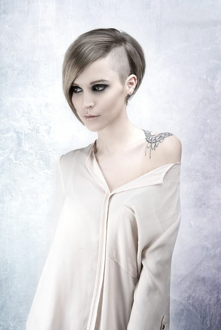 krátke účesy-dámy-sidecut-extravagantné-bočné lúčenie-bob-kombinácia