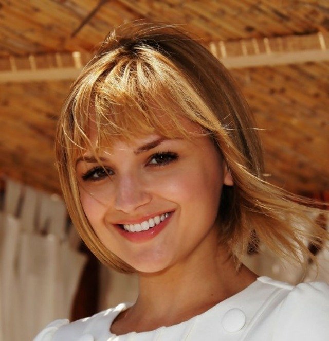 okrúhla tvár hladká ofina účes dievča