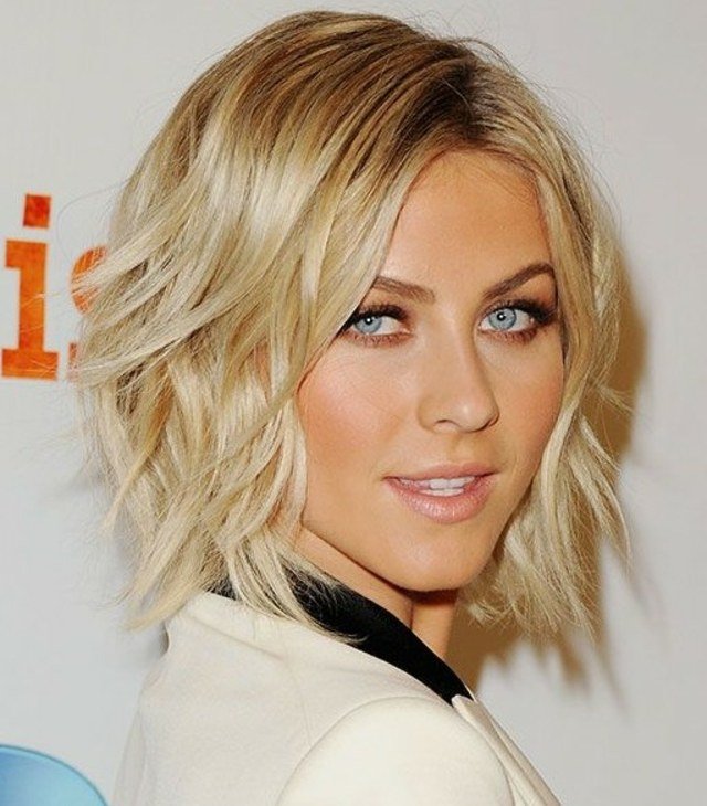 krátke vlasy bob kučery blond