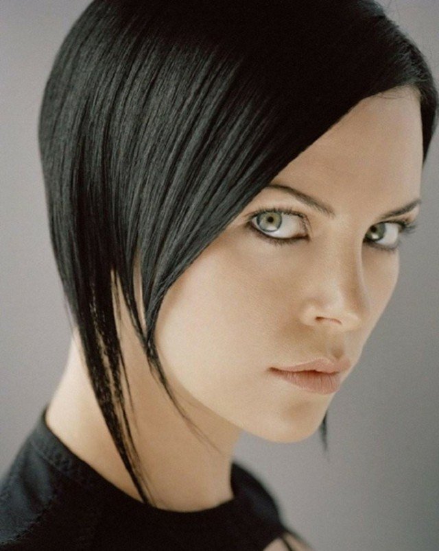 Účesy bob strih čierne vlasy rovné