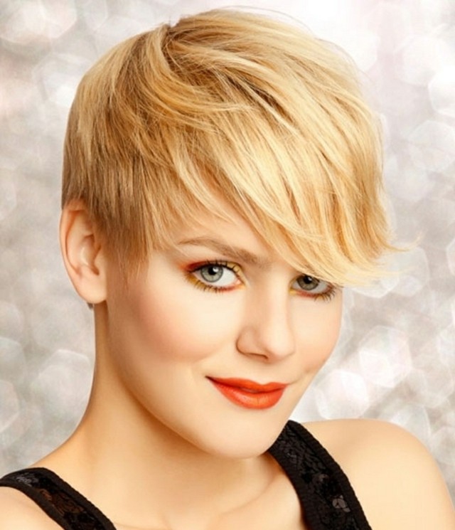 Účesy hrebeň ofinu do strany