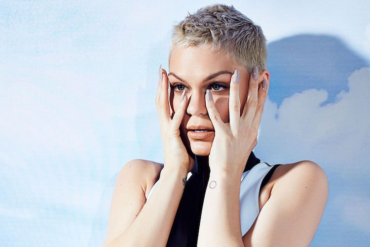 Krátke účesy pre ženy 2016/2017 inšpirované hollywoodskymi hviezdami krátke účesy-ženy-hviezdy-pred-po-krajine-jessie-j