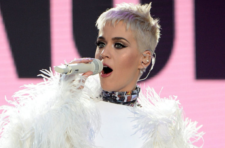 krátke účesy-ženy-nezbedné-platinové-blond-katy-perry