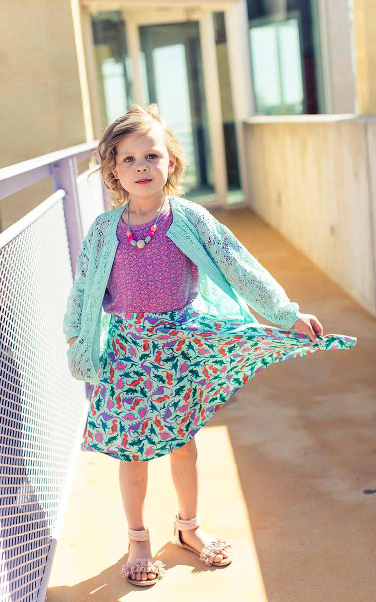 Krátke účesy dievčatá kučery čelenka jesenné zrážky obrázky pre deti