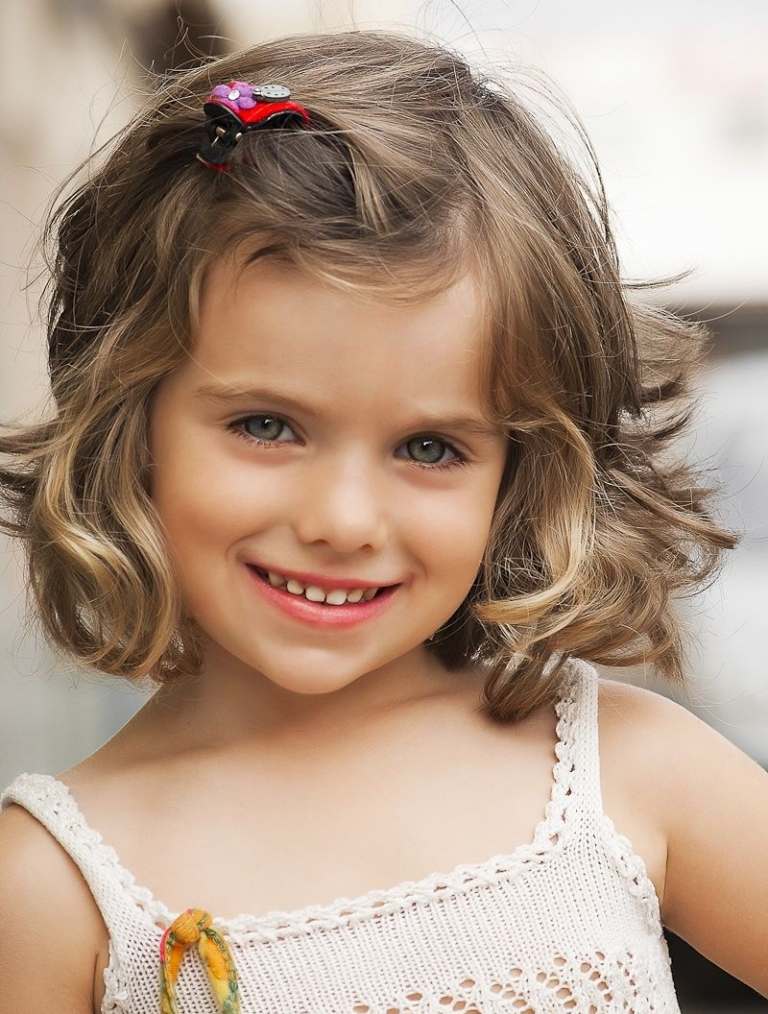 Krátke ostrihanie dievča vlny dlhý bob detský účes bočné lúčenie jemné vlasy