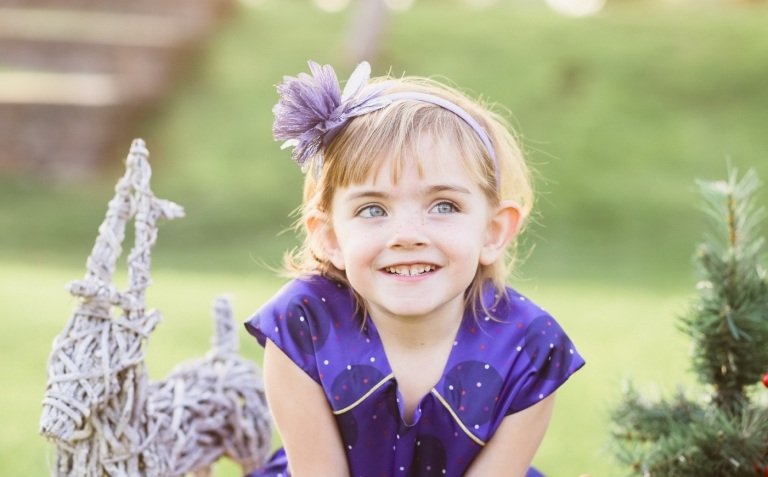 Krátky účes dievčenské účesy čelenka purpurová blond jemná ofina