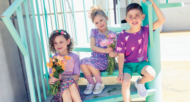 Krátke účesy dievčatá vlasy kučeravé bob s bočnými lúčenie obrázky deti