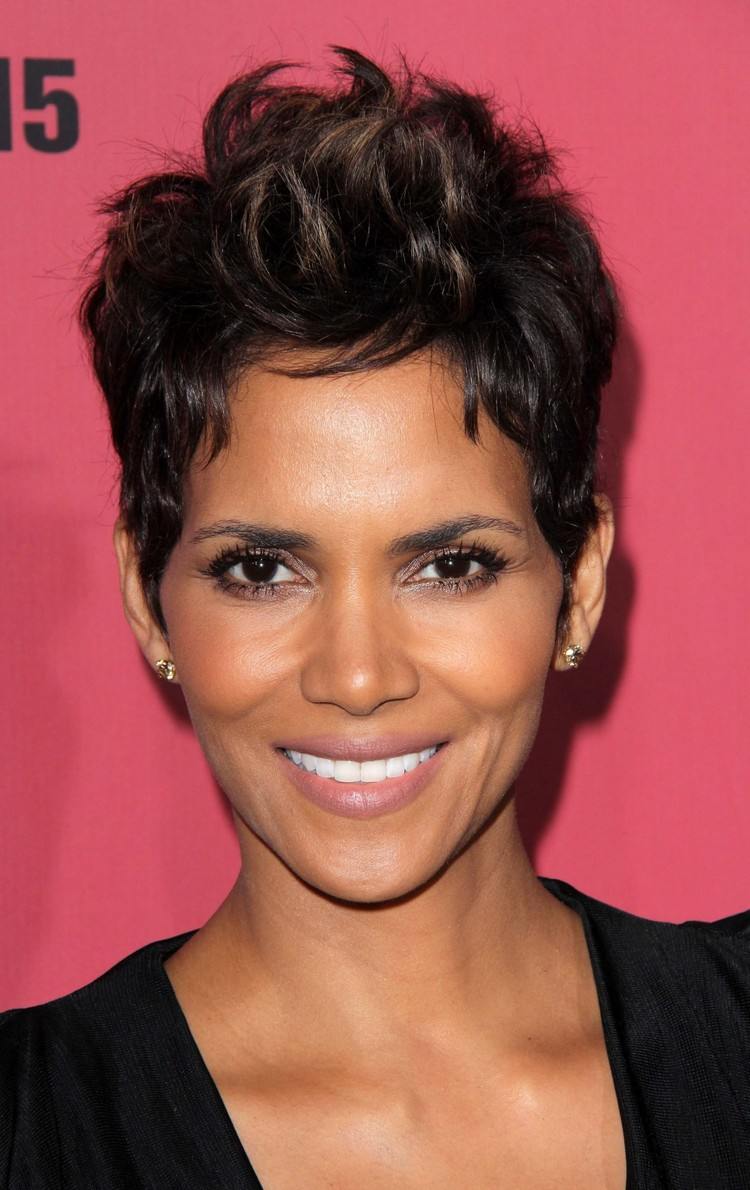 Účesy Halle Berry Účes Pixie Účes s ofinou