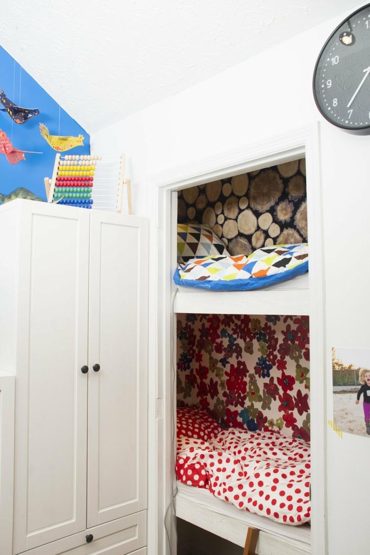 útulný rohový-detská izba-stena výklenok-skriňa-posteľ-tapeta