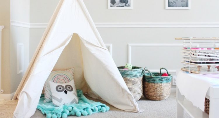 útulný kútik v detskej izbe s motívom tipi-stan-nápad-deka-vankúš-sova