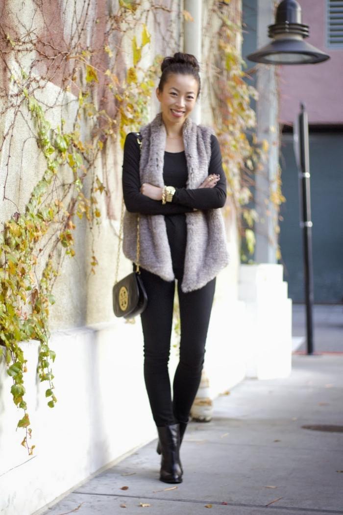 vesta-z-nadýchanej-kožušiny-krémovo-béžovej-malej-tašky cez rameno-čiernej-kože