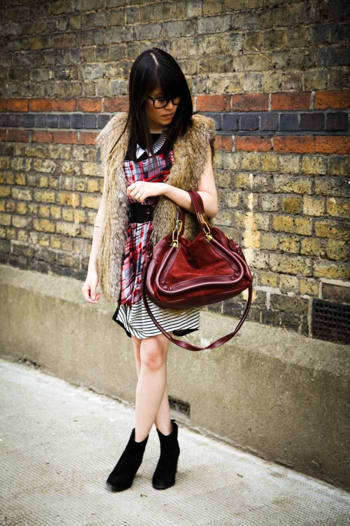 vesta z umelej kožušiny-prírodné-sfarbenie-jesenné-šaty-zvýšený-pás-dámska-taška-červená