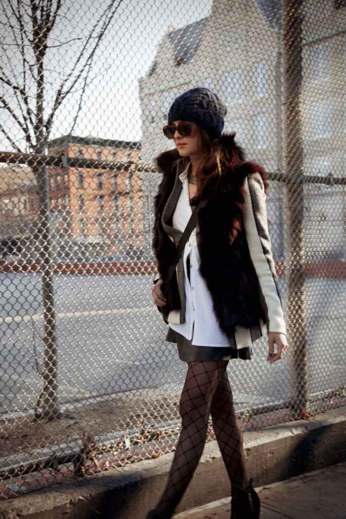 Vesta z umelej kožušiny-s-pleteným-chrbtom-pouličným štýlom-ležérne-kombinovaná-s-pletenou čiapkou