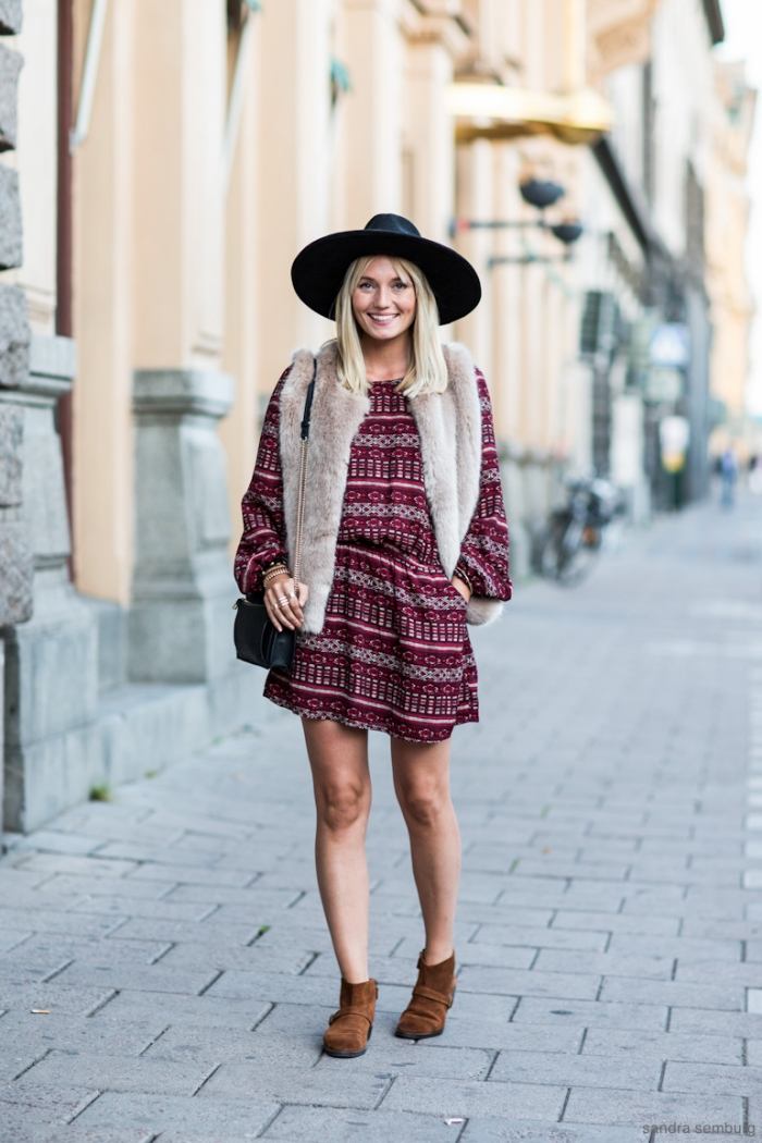 Útulná faux-kožušina-vesta-krémovo-béžová-ležérna-kombinovaná-so šatami