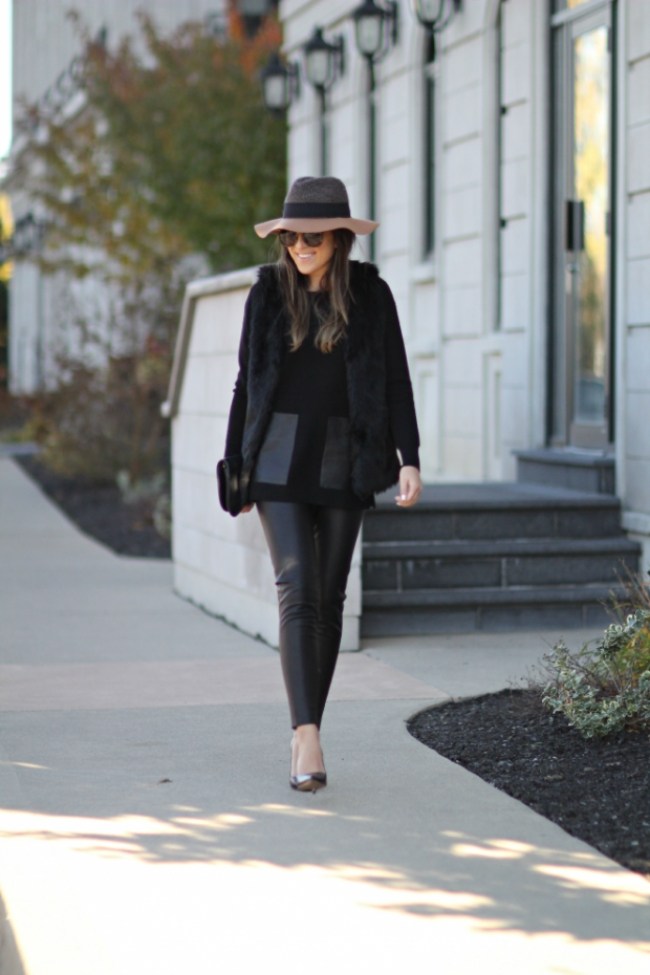 farebná kožušinová vesta-módne-elegantné-štýlové-antracitové-nohavice-chudá