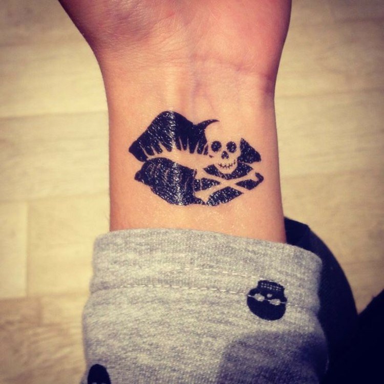 bozk v ústach tetovanie čierna-pery-lebka-kosti-zápästie