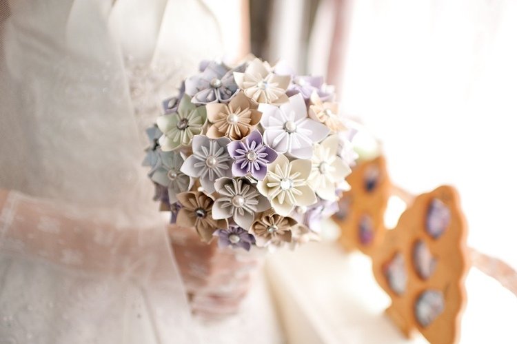 Svadobná kytica papierové kvety pastelové pripomenutie farby