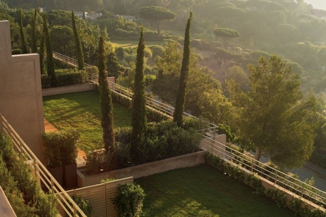 Hotel La Réserve Ramatuelle ponúka výhľad na krajinu z borovicového lesa