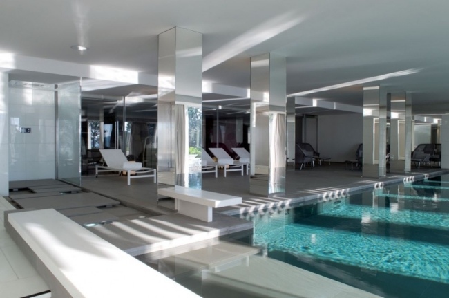 Krytý bazén La Réserve Ramatuelle Hotel Spa zaliaty svetlom